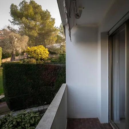 A081-cannes Avec Terrasse Au Calme * Cannes